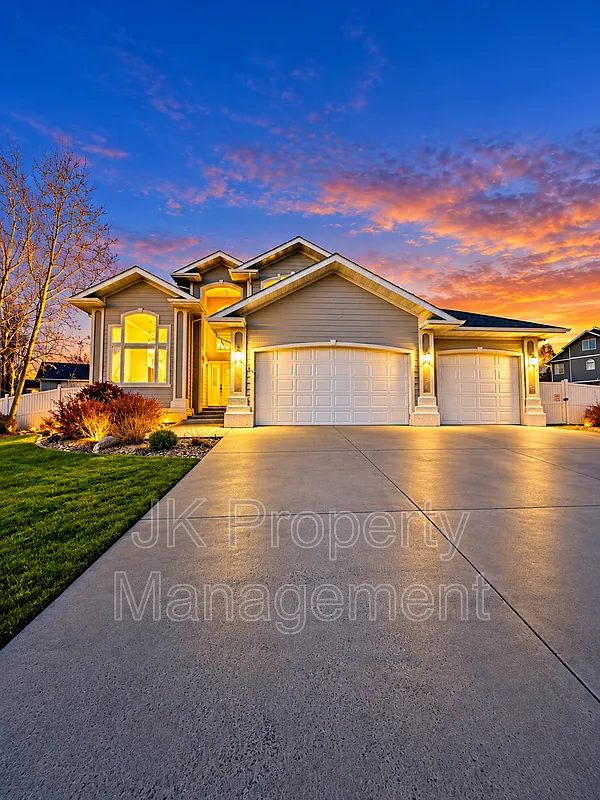 5 bed, 3.5 bath, 3755 sqft, $2,995 — Photo 2