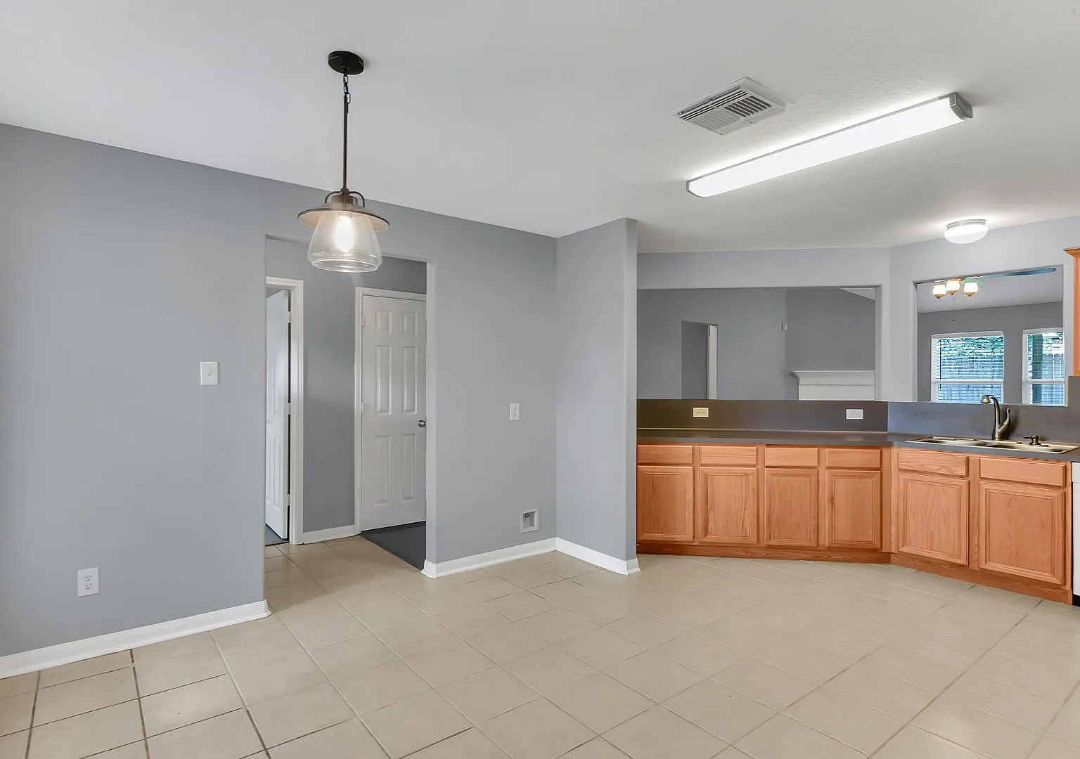 Large fenced corner lot! — Photo 1
