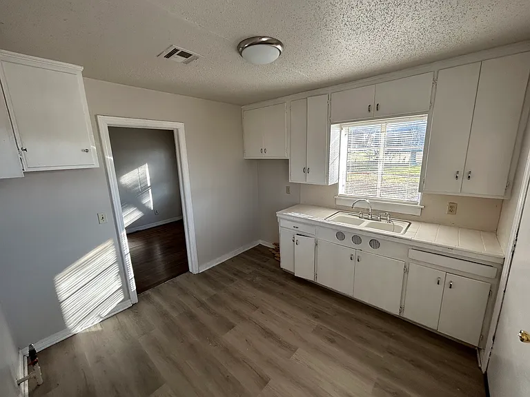 2200 NE 24th St — Photo 10