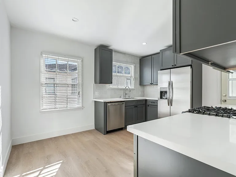 9222 Alden Dr #7 — Photo 3