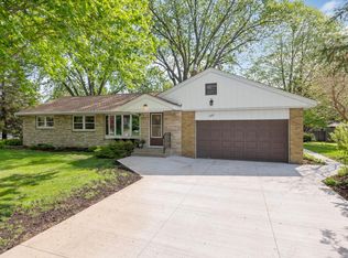 2430 Arona St, Roseville, MN 55113