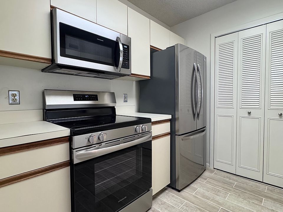 Kitchen w/ BRAND NEW stainless steel appliance package w/ pantry!