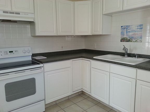 3rd image of 3412A Denver St