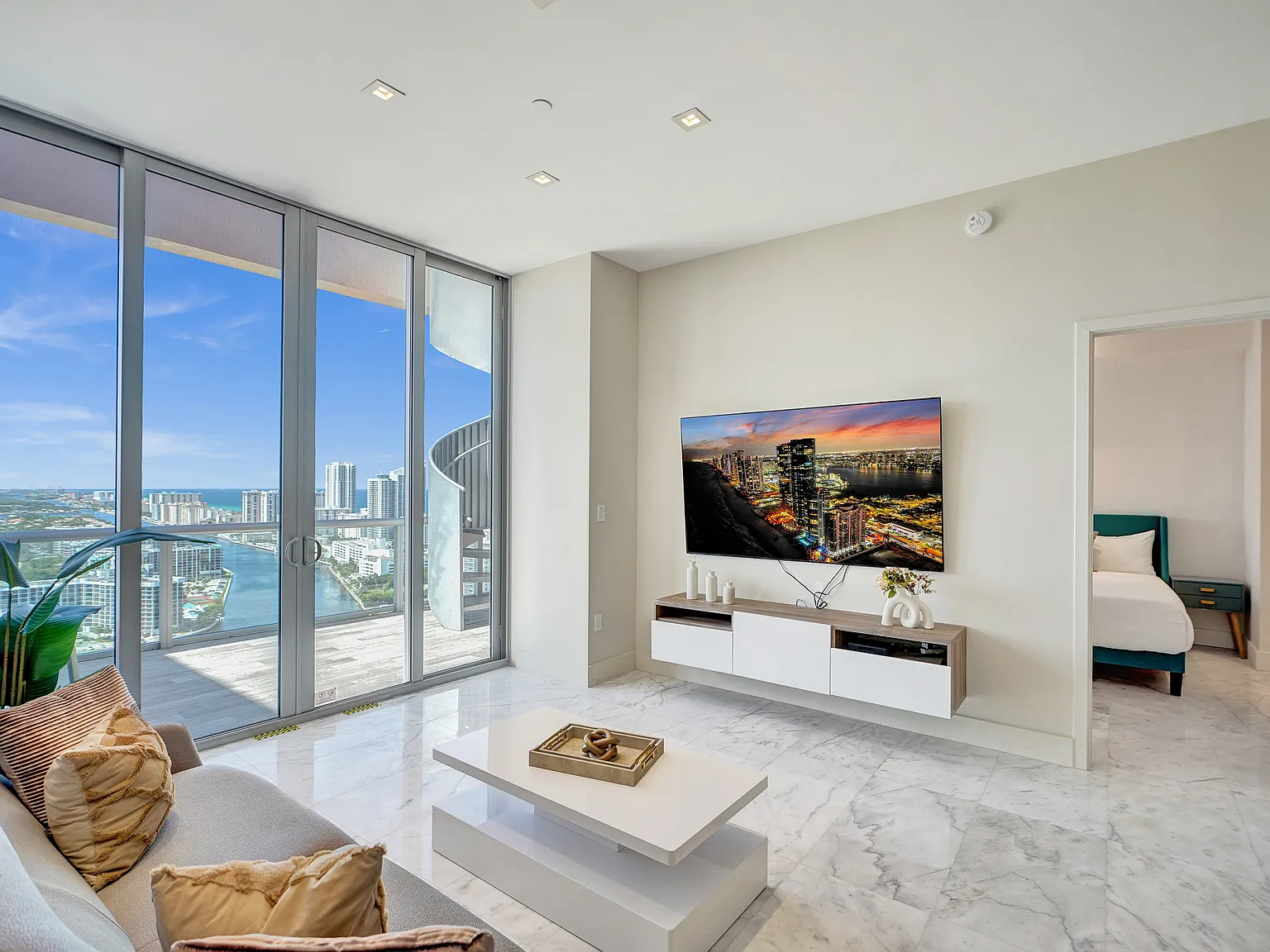 2600 E Hallandale Beach Blvd — Photo 4