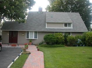 10 Choir Ln, Westbury, NY 11590
