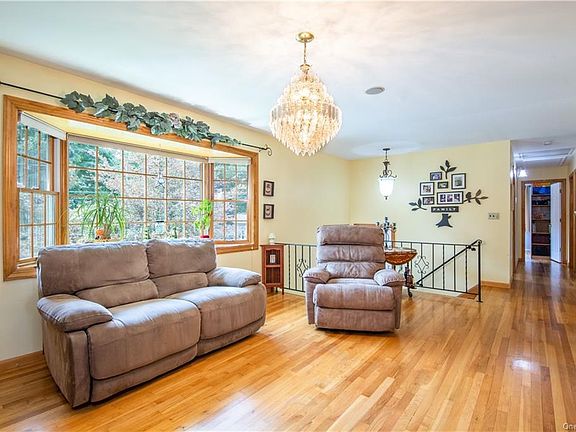 4th image of 32 Gilmore Dr
