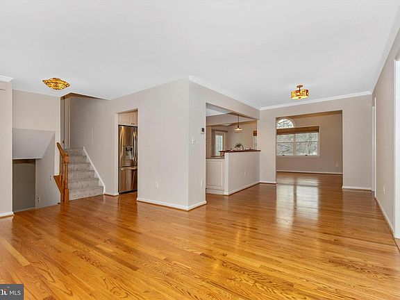 5th image of 1 Blackburn Ct