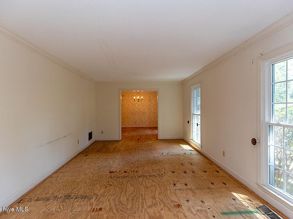 3rd image of 130 Cliff Road
