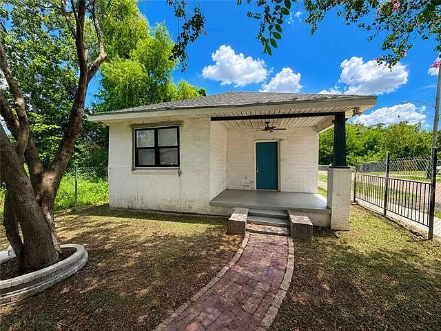 3 bed, 1.0 bath, 1424 sqft, $2,100 — Photo 2