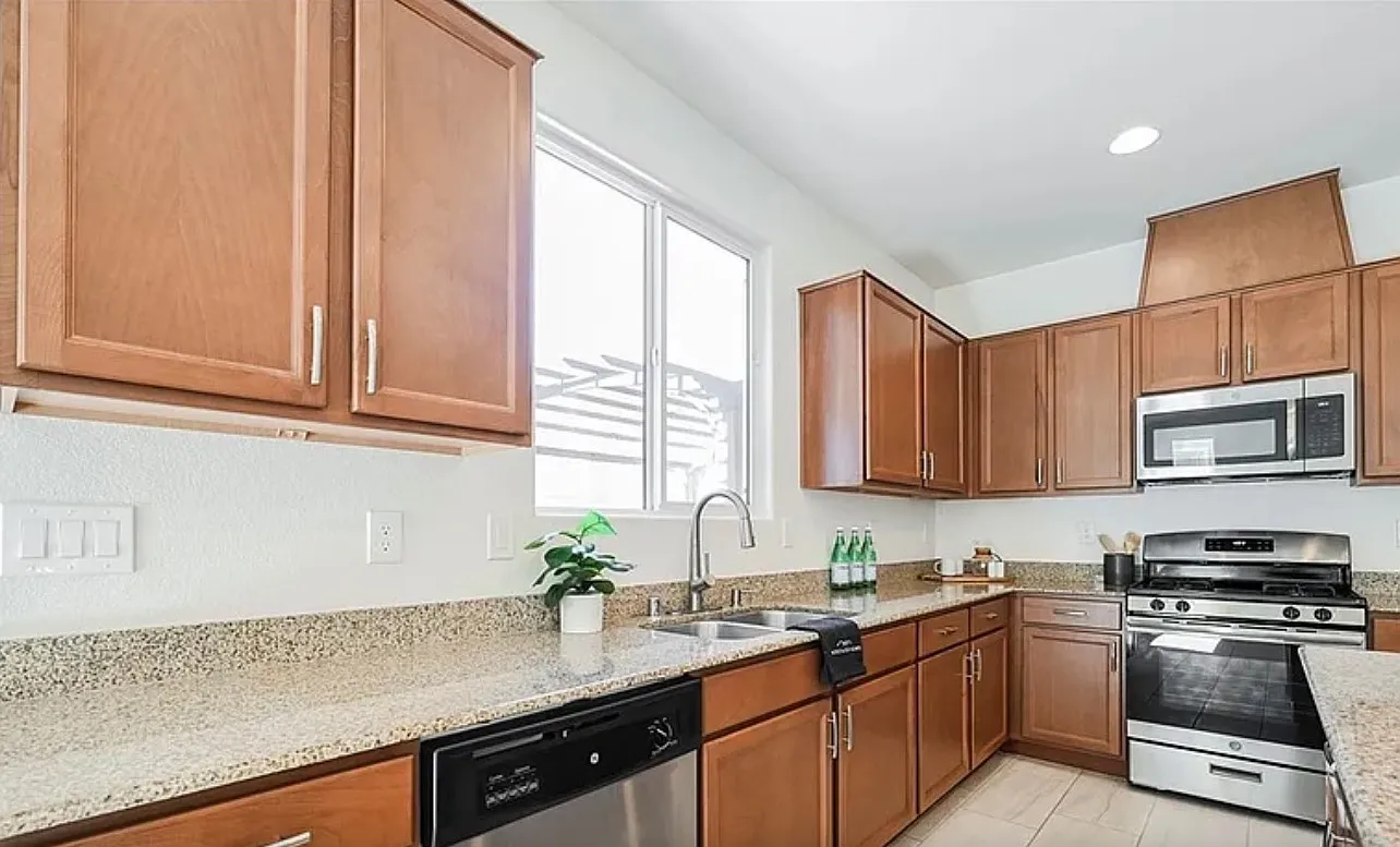 3 bed, 2.5 bath, 2200 sqft, $2,400 — Photo 3