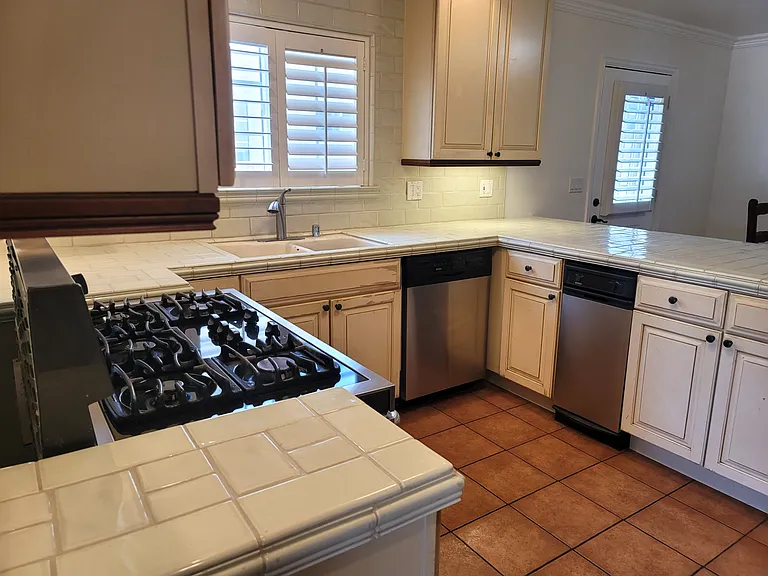 1311 W Sandison St — Photo 3