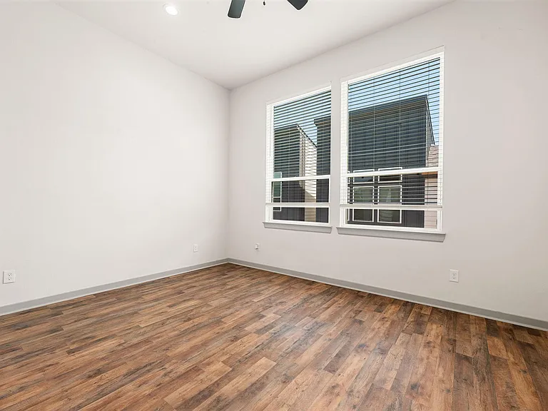725 N Emile St — Photo 18