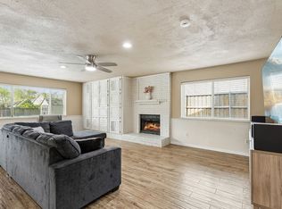 304 Lark Ln, Euless, TX 76039