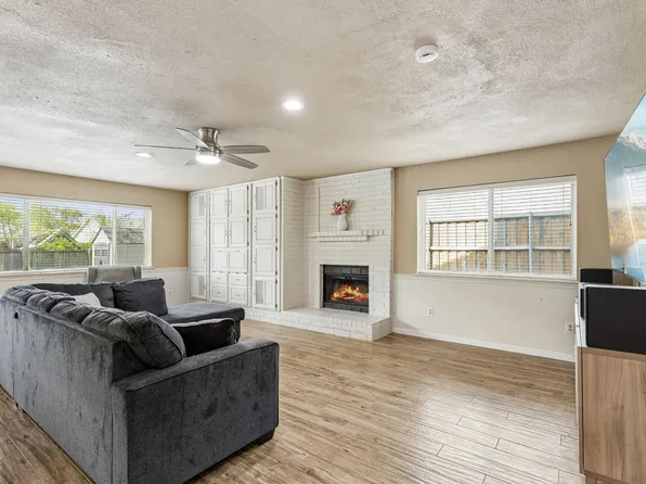 304 Lark Ln, Euless, TX 76039