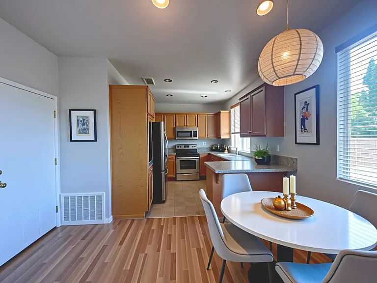 28433 Mayfair Dr — Photo 4