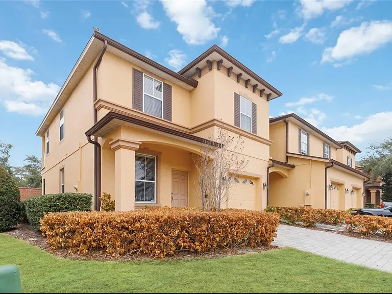 1240 Retreat View Cir — Photo 3