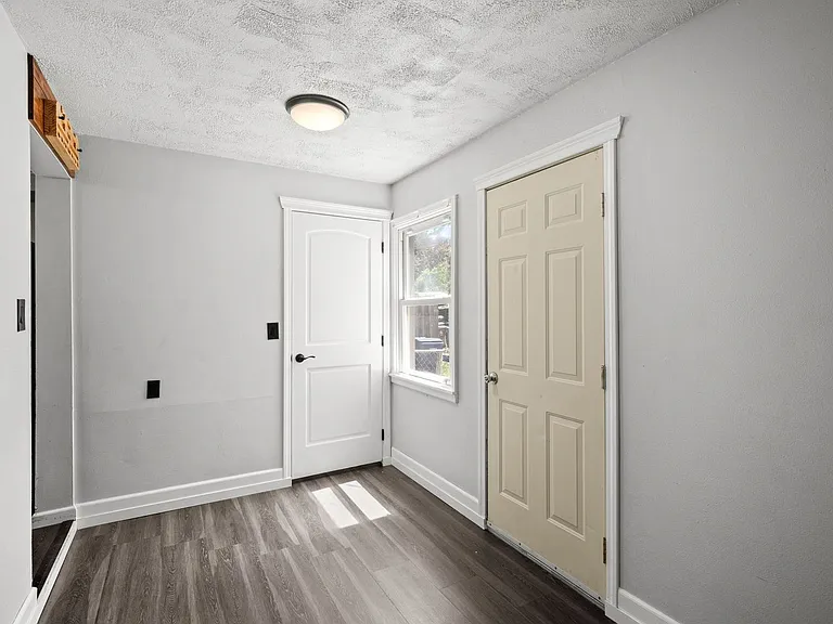 1504 E Queen Ave — Photo 16