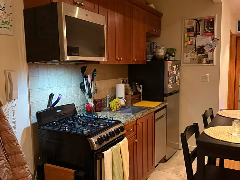 242 E 3rd St #4 — Photo 3