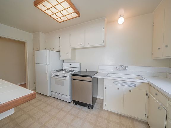 4th image of 2190 Mountain Blvd APT 4