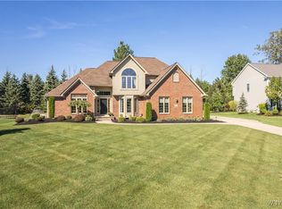 8530 Lakemont Dr, East Amherst, NY 14051