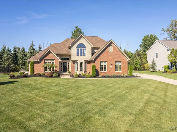 8530 Lakemont Dr, East Amherst, NY 14051