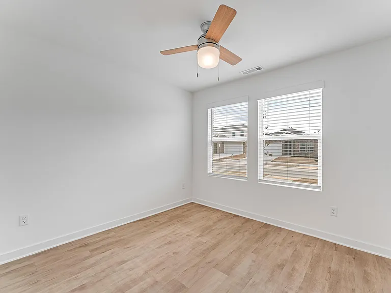 114 S Maroon Ave — Photo 19