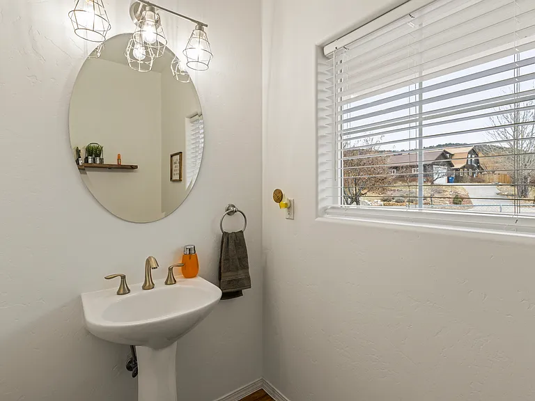 1710 N Taylor Cir — Photo 7