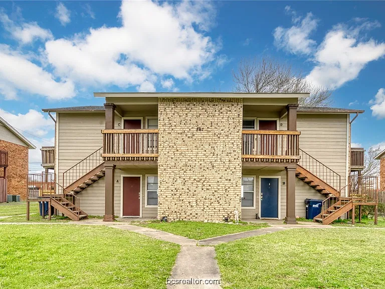717 Wellesley Ct #C — Photo 1