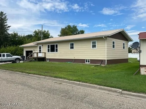 615 11th St, Cando, ND 58324