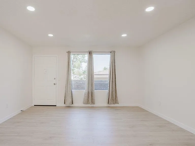 914 E Elk Ave #3 — Photo 7