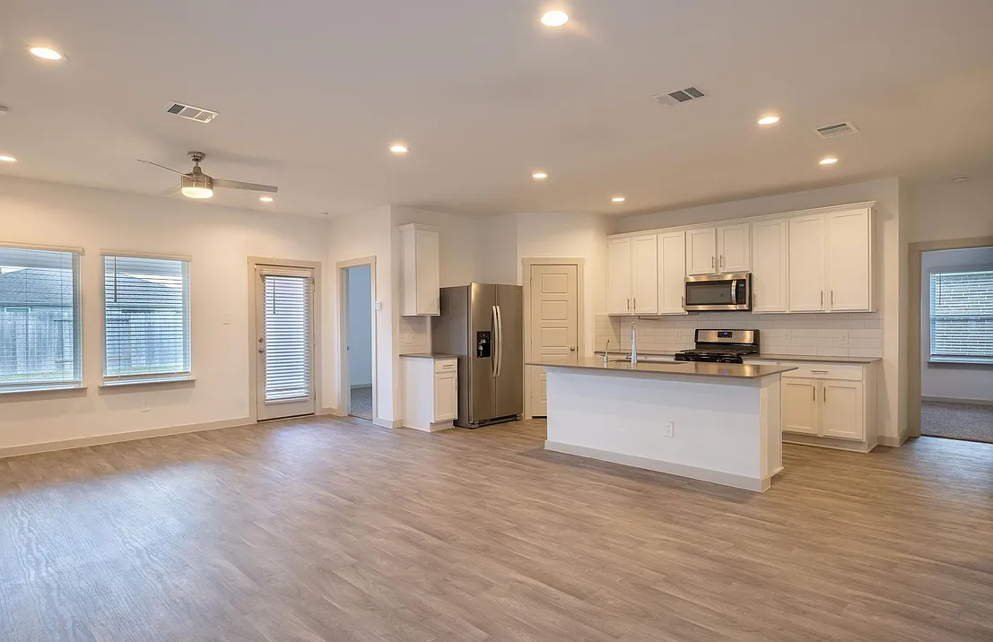 3 bed, 2.0 bath, $2,200 — Photo 2