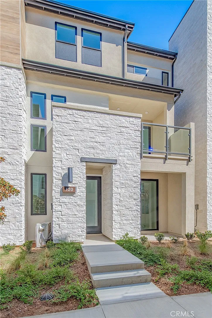 4 bed, 3.5 bath, 1972 sqft, $5,800 — Photo 4