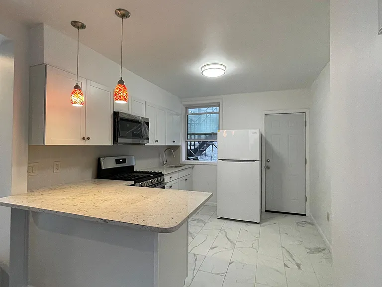 209 Van Braam St #5 — Photo 2