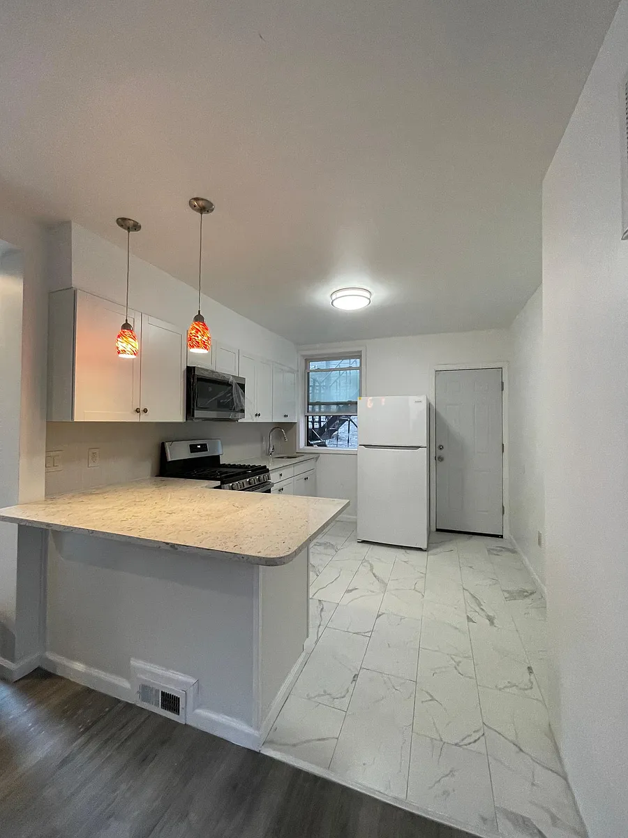 Building Photo - 209 Van Braam St #5