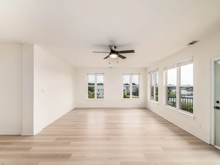 2221 Pretty Lake Ave — Photo 8