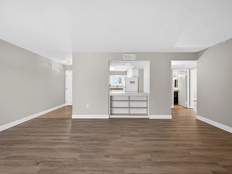 1528 Chevy Chase Dr — Photo 19
