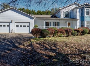 3956 Den Dr, Hickory, NC 28602