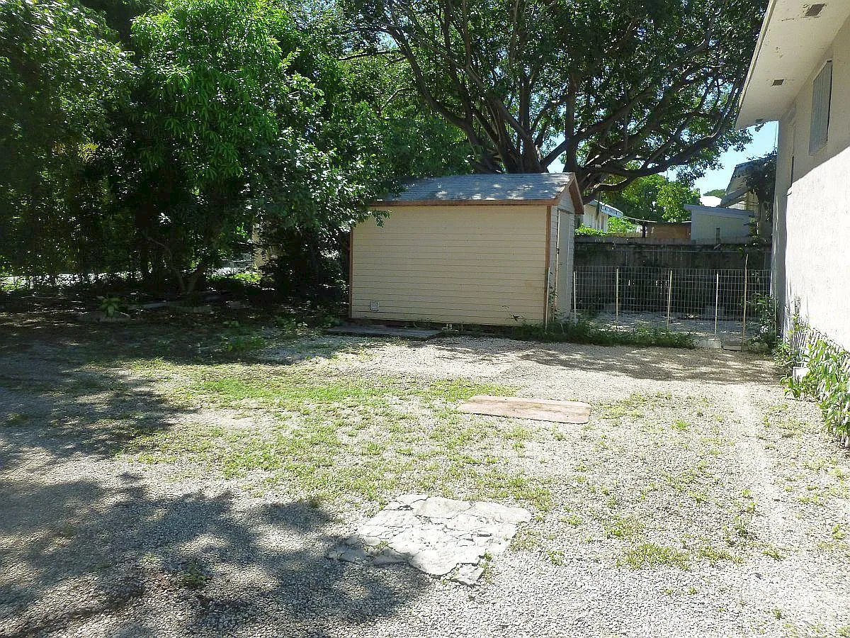 2 bed, 806 sqft, $2,400 — Photo 3