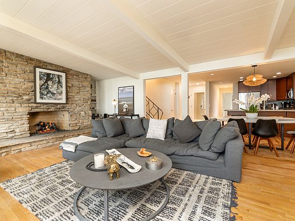 Great Space For Entertaining!