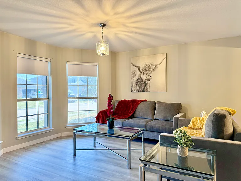 7300 Livingston Dr — Photo 2