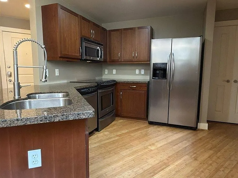 411 W 7th St #202 — Photo 6