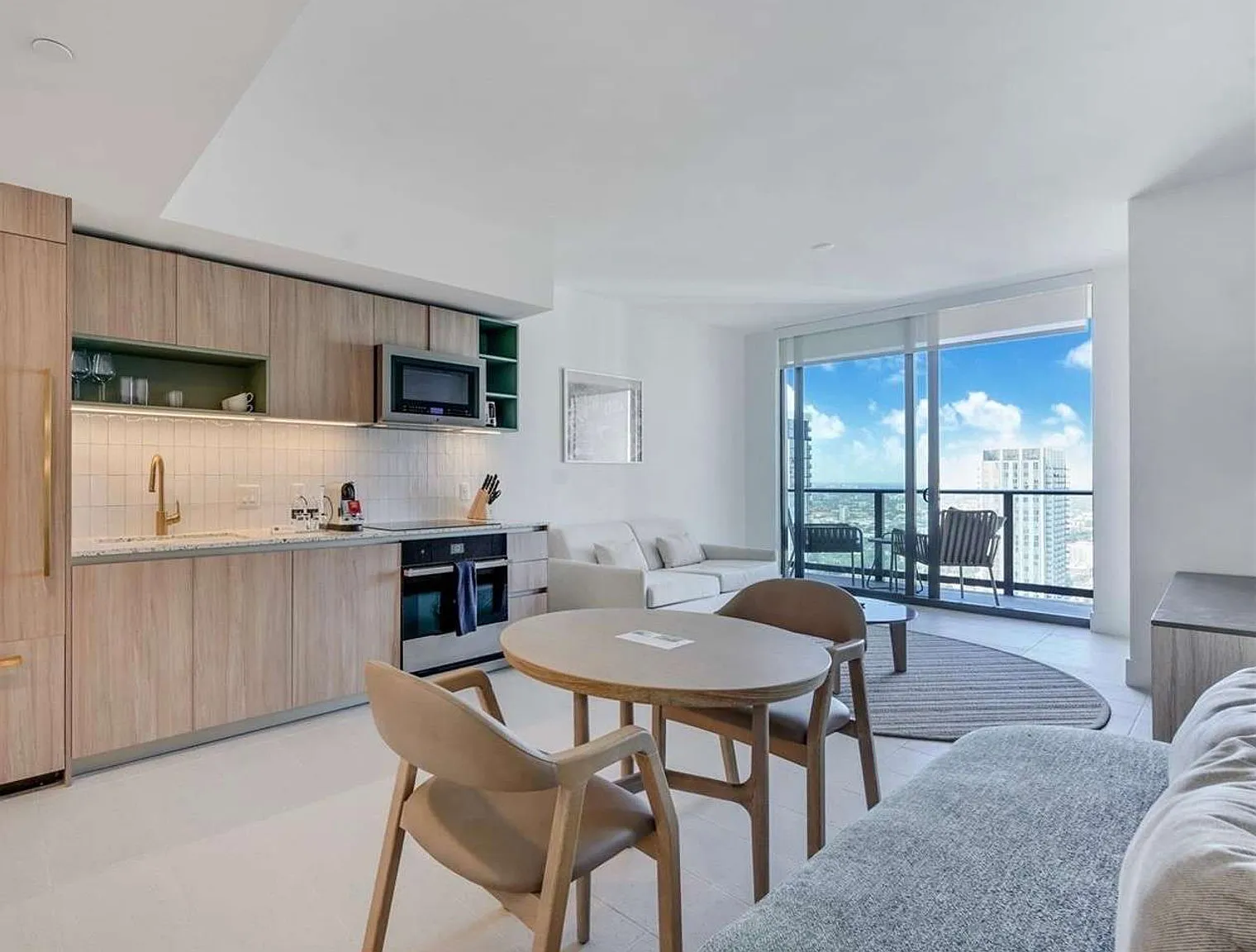 1 bed, 1.0 bath, 581 sqft, $2,820 — Photo 2