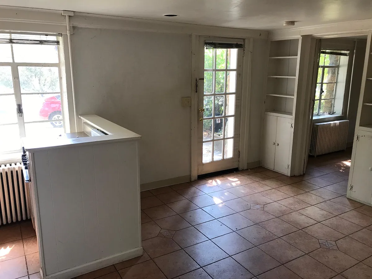 Building Photo - 5-1801 Jefferson Park Ave #5