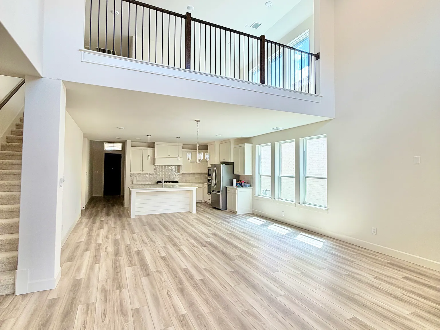 5 bed, 5.5 bath, 3356 sqft, $3,999 — Photo 4