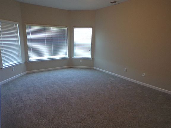 4th image of 256 Deerfield Meadows Cir