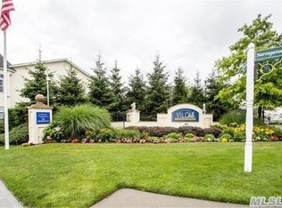 608 Narragansett Villas Dr, Lindenhurst, NY 11757