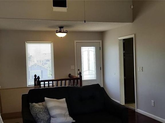 4th image of 717 SW Lakeview Dr