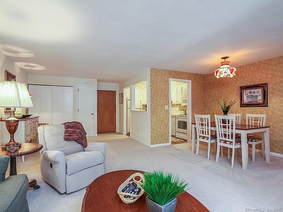 4th image of 17 Stony Brook Dr APT B3