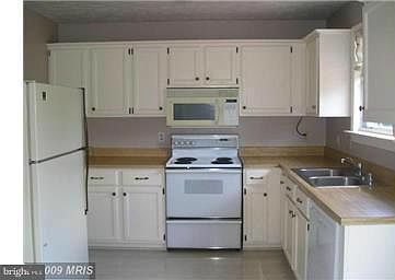 4th image of 830 Cattail Ln NE