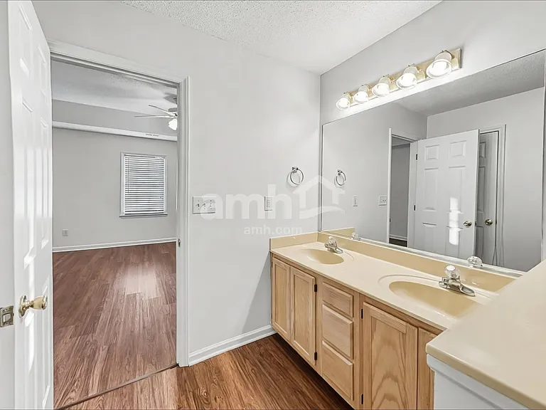 946 George Place Dr — Photo 12